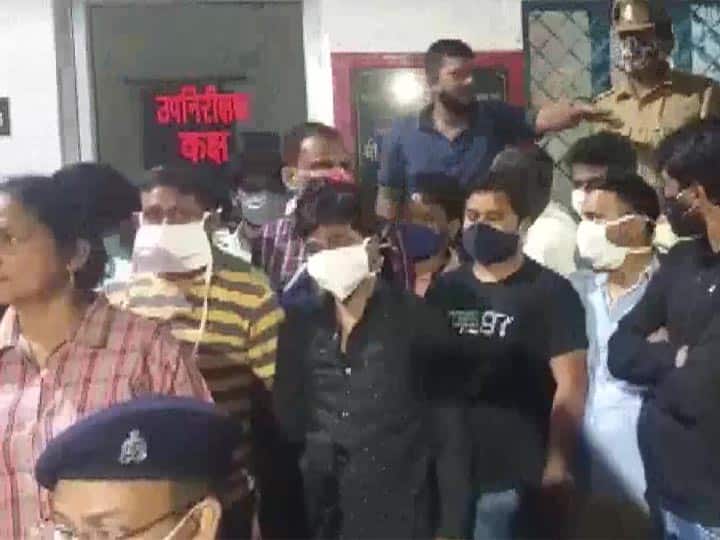 Lucknow Police arrested 28 people who were caught gambling in Janki Puram लखनऊ: घर के अंदर जुआ खेल रहे 28 लोग गिरफ्तार, 10 लाख कैश बरामद