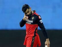 MI vs RCB: क्रुणाल पांड्या का कैच लेने की कोशिश में घायल हुए विराट कोहली, आंख के नीचे लगी चोट