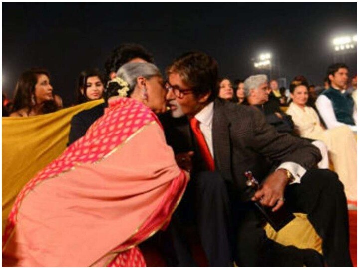 When Jaya bachchan kissed Amitabh bachchanon getting the award Abhishek said ohhhhhhhh VIDEO: भरे इवेंट में जया-अमिताभ ने किया एक दूसरे को KISS, बीच में बैठे बेटे अभिषेक बच्चन ने दिया ऐसा रिएक्शन