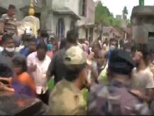 बंगाल चुनाव: बीजेपी उम्मीदवार लॉकेट चटर्जी की गाड़ी पर हमला, मीडिया की गाड़ियों पर भी पथराव