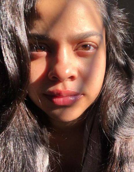 द कपिल शर्मा शो के मुख्य एक्ट्रेस में से एक सुमोना चक्रवर्ती भी हैं. सुमोना को एक शो के लिए 6-7 लाख रुपए मिलते हैं. सुमोना का कपिल ऑन स्क्रीन बहुत मजाक बनाते हैं जिसका दर्शक काफी आनंद भी लेते हैं.