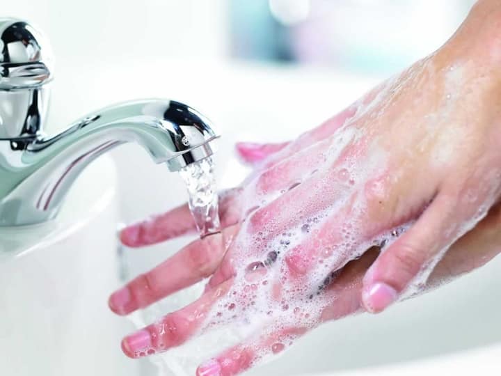 कोरोना जैसी महामारी में ज्यादा हाथ धोते हैं तो जान लीजिए क्या कहते हैं एक्सपर्ट Frequently sanitize and wash your hands, to know what expert say कोरोना जैसी महामारी में ज्यादा हाथ धोते हैं तो जान लीजिए क्या कहते हैं एक्सपर्ट