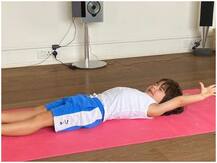 Video: करीना कपूर खान ने शेयर की बेटे तैमूर की योगा करते हुए ये वीडियो, हो रही है खूब वायरल