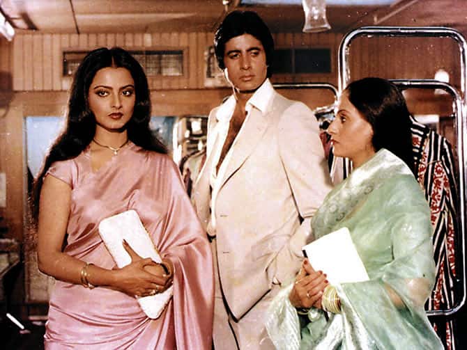रेखा के साथ अपने कथित रिलेशन के चलते अमिताभ बच्चन और जया के बीच अनबन की खबरें आती रहती थीं. हालांकि, आज भी बिग बी और जया न सिर्फ साथ हैं बल्कि उनके बीच की बॉन्डिंग नई जनरेशन के लिए एक मिसाल भी है.