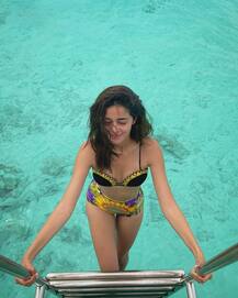 Janhvi Kapoor से पहले Ananya Pandey भी लगा चुकी हैं मालदीव के समंदर में आग, फ्लोरल बिकिनी में दिखीं थीं शानदार