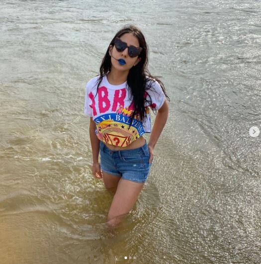 अगर स्कर्ट या बहुत स्टाइलिश आउटफिट पहनने की इच्छा ना हो तो भी आप अपने समर लुक को सारा की तरह खास बना सकती हैं. ब्लू डेनिम शॉर्ट्स और क्रॉप टी शर्ट में लुक बेहतरीन लगेगा.