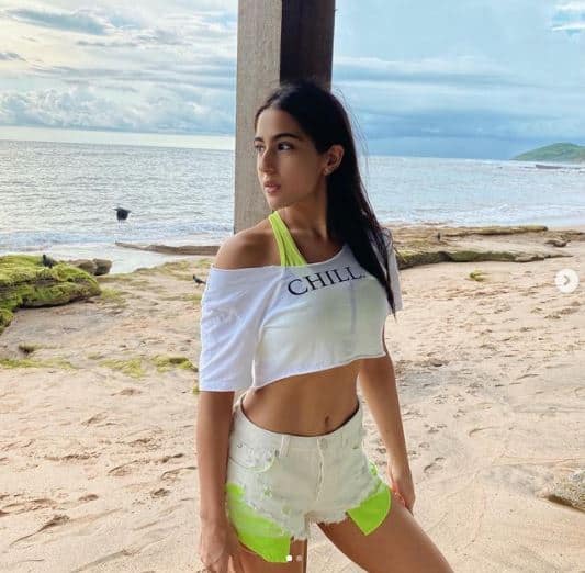 स्टाइलिश शॉर्ट्स और टॉप में सारा बेहद खूबसूरत लग रही हैं. ये स्पोर्टी लुक काफी कम्फर्टेबल भी है.