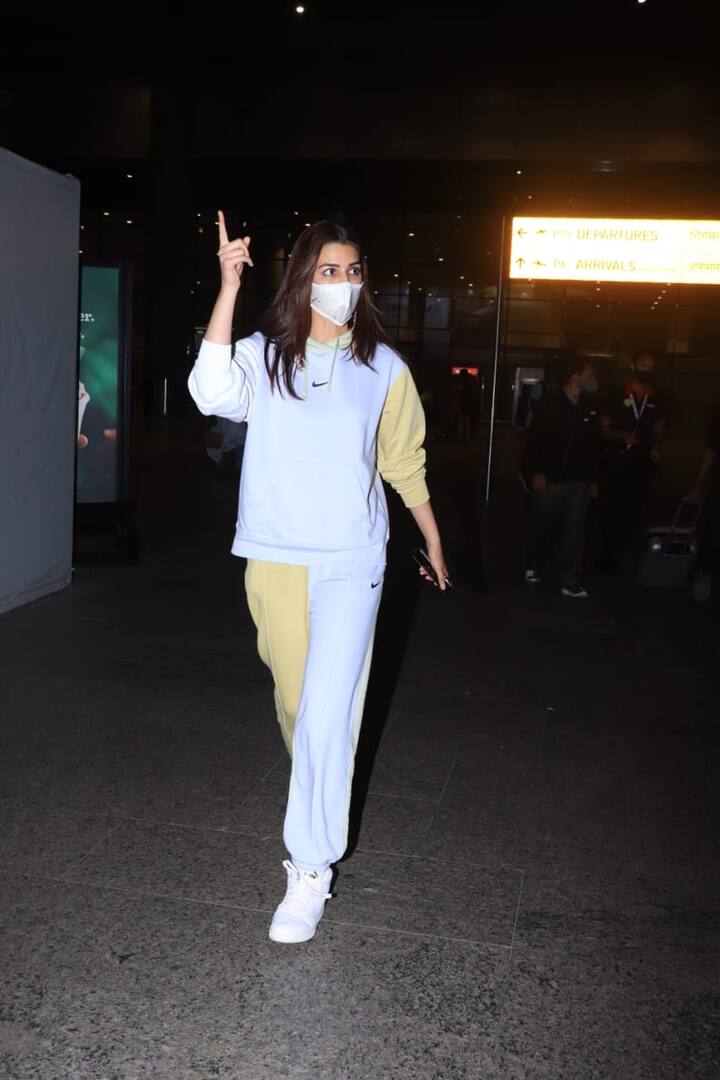 कृति सेनन का ट्रैकसूट काफी शानदार था. स्लीव्स से लेकर पैरों तक में दो अलग-अलग शेड का ये ट्रैकसूट काफी स्टाइलिश नजर आ रहा था. तो वहीं सेफ्टी के लिए कृति मास्क भी लगाए हुए नजर आईंं.