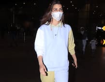 ट्रेंडी लुक में एयरपोर्ट पर स्पॉट हुईं Kriti Sanon, कलरफुल ट्रैकसूट में ऐसा दिखा लुक