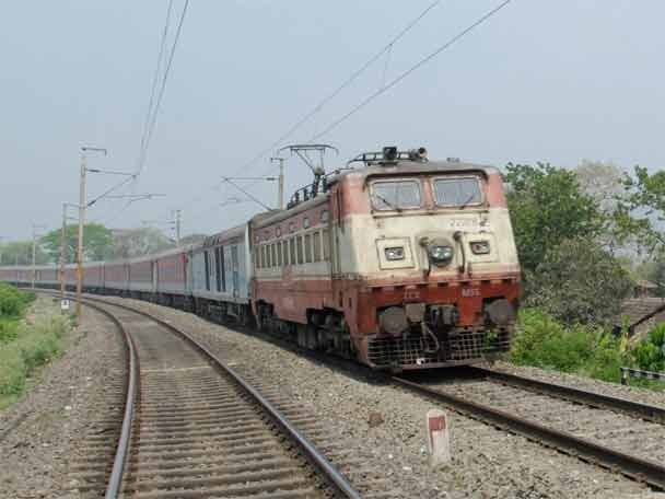 Rajdhani Theft Case Railways Deploy Decoy Passengers পরপর চুরি রাজধানী এক্সপ্রেসে, চোর ধরতে ফাঁদ পেতেছে রেল