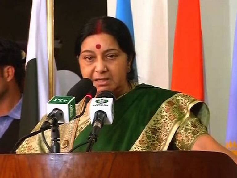 Sushma Loses Cool After Man Requests For Wifes Transfer স্ত্রীর বদলি চেয়ে সুষমার কাছে, তিরষ্কৃত তথ্য ও প্রযুক্তিকর্মী