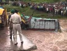 ছত্তিশগড়ে শুকনো নদীখাতে বাস, মৃত বেড়ে ১৭