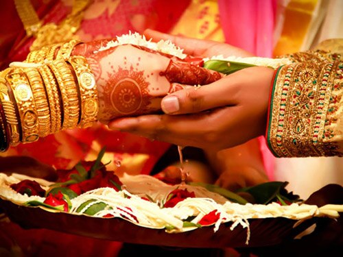 bihar: groom marries a stranger after bride refuses to tie the knot because he was going bald বরের মাথায় টাক, ছাদনা তলায় বিয়ে করতে অস্বীকার কনের, দুদিনের মধ্যেই অন্য মেয়েকে বিয়ে করলেন নিউরোসার্জন পাত্র