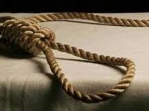 সন্তানের সামনেই দু’দিন ধরে ঘরে ঝুলন্ত অবস্থায় মায়ের মৃতদেহ