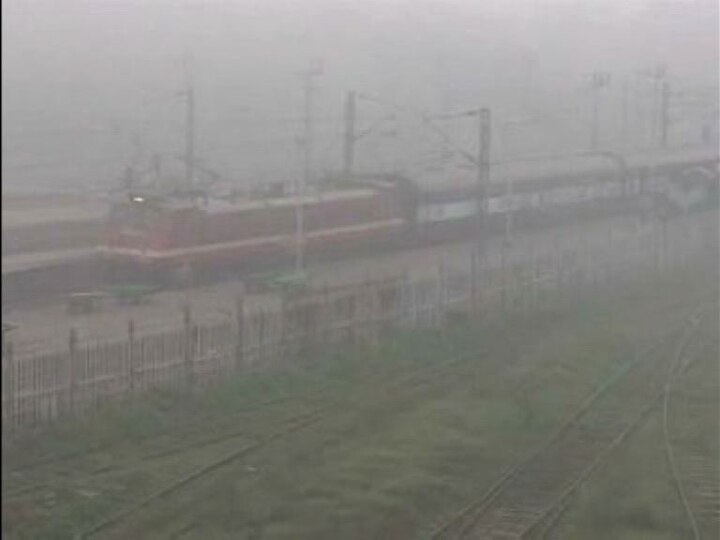 North Reels Under Cold Dense Fog Claims 5 Lives Affects Rail Ops প্রবল শৈত্যপ্রবাহের গ্রাসে উত্তর ভারত, মৃত ৫, ব্যাহত রেল-বিমান পরিষেবা