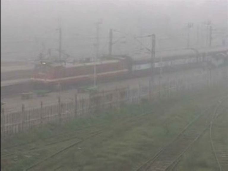 প্রবল শৈত্যপ্রবাহের গ্রাসে উত্তর ভারত, মৃত ৫, ব্যাহত রেল-বিমান পরিষেবা