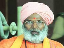 প্রকাশ্যে কিশোরীকে জিনস খুলতে বললেন, পুলিশকে হুমকি, ফের বিতর্কে সাক্ষী মহারাজ