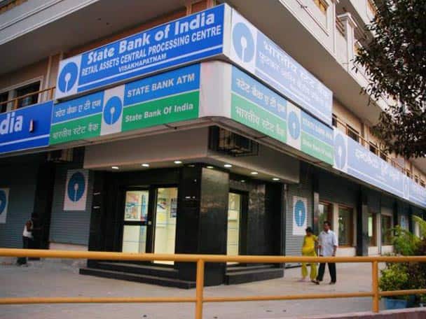 SBI halves ATM withdrawal limit to Rs 20,000 এটিএম থেকে প্রতিদিন টাকা তোলার ঊর্ধ্বসীমা ৪০ হাজার থেকে কমিয়ে ২০ হাজার করল এসবিআই