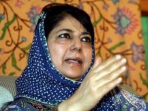 কাশ্মীর অশান্তিতে প্রকাশ্যে মদত দিচ্ছে পাকিস্তান, প্রধানমন্ত্রীর সঙ্গে দেখা করে অভিযোগ মেহবুবার