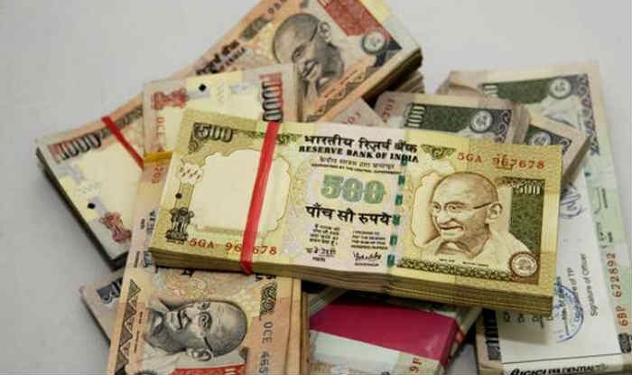 Man Robs Staffer Of Rs 14 Lakh Find Cash In Old Currency ১৪ লক্ষ টাকা ডাকাতি, ব্যাগ খুলে বাতিল নোট দেখে মাথায় হাত দুষ্কৃতীর