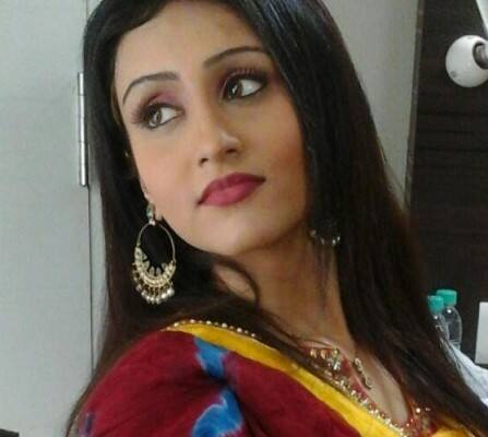 যদিও একটি প্রথম শ্রেণির দৈনিক ওয়েব পোর্টালের দাবি, ডলির অভিযোগ উড়িয়ে দিয়েছেন সালোনি। তিনি বলেন, এই ঘটনায় তিনি কোনওরকম ভাবেই জড়িত নন। তাঁর বিরুদ্ধে ওঠা সমস্ত অভিযোগই ভিত্তিহীন। রাহুলের সঙ্গে তাঁর ডেটিং সংক্রান্ত সমস্ত খবরই মিথ্যা। এটা শুধুমাত্র প্রত্যুষা-রাহুলের ব্যক্তিগত ব্যাপার। যদিও একটি প্রথম শ্রেণির দৈনিক ওয়েব পোর্টালের দাবি, ডলির অভিযোগ উড়িয়ে দিয়েছেন সালোনি। তিনি বলেন, এই ঘটনায় তিনি কোনওরকম ভাবেই জড়িত নন। তাঁর বিরুদ্ধে ওঠা সমস্ত অভিযোগই ভিত্তিহীন। রাহুলের সঙ্গে তাঁর ডেটিং সংক্রান্ত সমস্ত খবরই মিথ্যা। এটা শুধুমাত্র প্রত্যুষা-রাহুলের ব্যক্তিগত ব্যাপার। 