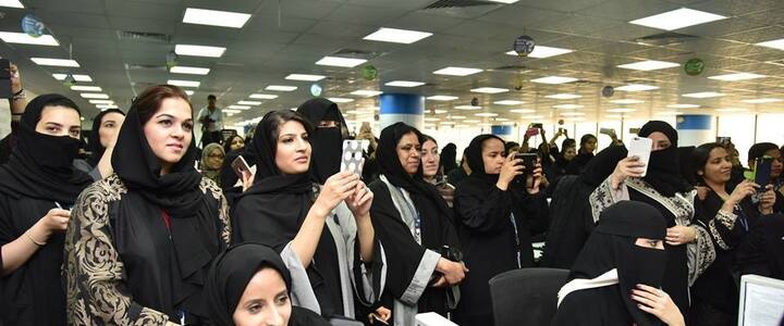 নিরাপত্তার প্রোটোকল ভেঙেই মোদীকে ঘিরে সেলফি তোলারও হিড়িক ওঠে মহিলা কর্মীদের মধ্যে। 