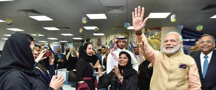 মোদীর উপস্থিতিতে আপ্লুত টিসিএসের কর্মীরা। 