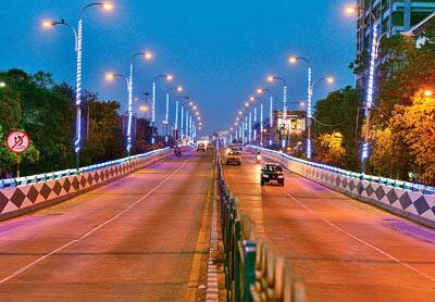 পার্ক স্ট্রিট উড়ালপুল: জন্ম: ২০০৫ সাল। মালিক: হুগলি রিভার ব্রিজ কমিশনার্স (এইচআরবিসি) প্রায় এক কিলোমিটার লম্বা উড়ালপুল শুরু হচ্ছে লিন্ডসে স্ট্রিটের সামনে থেকে। এর তলায় রয়েছে পার্ক স্ট্রিট মোড়। এক পাশে ময়দান হলেও অন্য পাশে রয়েছে জাদুঘর, এশিয়াটিক সোসাইটি, মেট্রো রেল ভবনের মতো নানা গুরুত্বপূর্ণ বাড়ি। ছোট গাড়ির পাশাপাশি বাসের মতো বড় গাড়িও যায়। এখনও পর্যন্ত সেতু সংক্রান্ত কোনও দুর্ঘটনা ঘটেনি। সর্বশেষ পরিদর্শন: নিয়মিত রক্ষণাবেক্ষণ করা হয়। এইচআরবিসি-র দাবি, কোনও অভিযোগ মেলেনি। সৌজন্যে আনন্দবাজার পত্রিকা