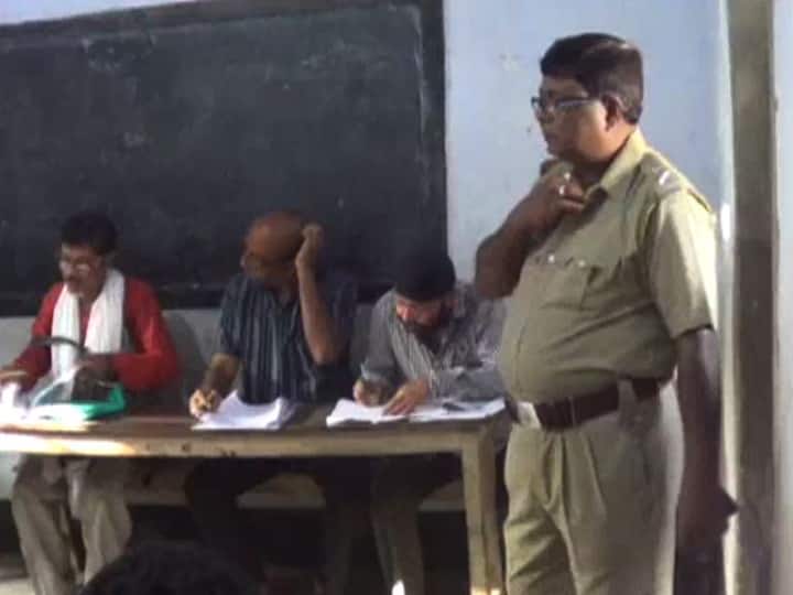 পুরুলিয়ায়ে ভোট কেন্দ্রের ভেতর রাজ্য পুলিশ