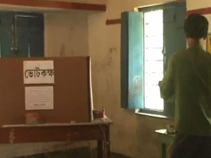 খোলা জানলার ধারে রাখা ইভিএম মেশিন, চলছে অবাধ রিগিং