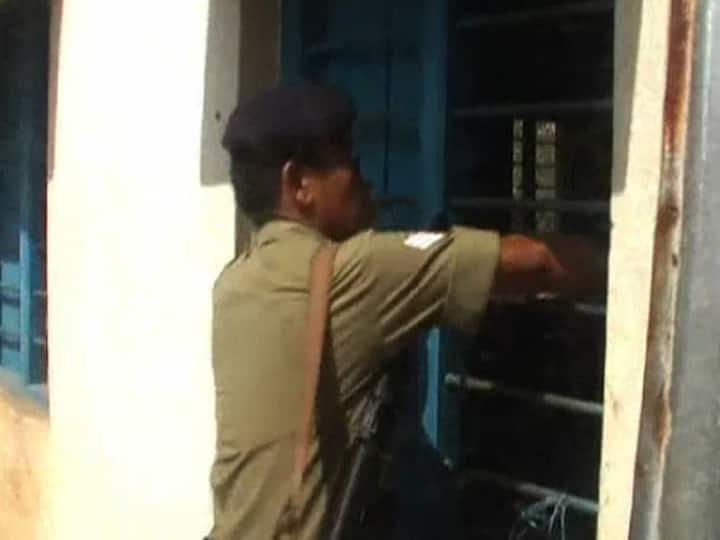 বুথের জানলা বন্ধ করে দিচ্ছে রাজ্য পুলিশের কর্মী