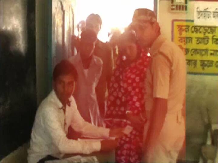 কেন্দ্রীয় বাহিনী উধাও, বুথের ভেতর রাজ্য পুলিশ