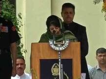 জম্মু ও কাশ্মীরের প্রথম মহিলা মুখ্যমন্ত্রী হিসেবে শপথ মেহবুবার, শুভেচ্ছা মমতার