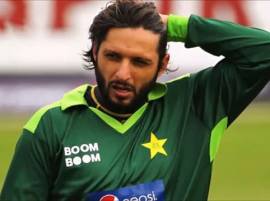 অবসর নিতে আফ্রিদিকে বুঝিয়ে বলবে পাক বোর্ড