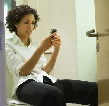  বাথরুমে যে যে জিনিস আপনি ছোঁবেন, তা থেকে জীবানু আপনার হাতে লাগবে। আপনি হাত না হয় ধুয়ে নেবেন, মোবাইল কেমন করে ধোবেন!