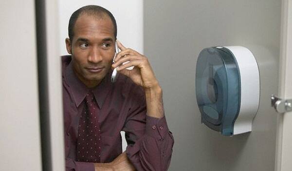 সুতরাং বাথরুমে মোবাইল না নিয়ে যাওয়াই ভাল, যদি মারাত্মক রোগের জীবানুর ছোঁয়াচ থেকে বাঁচতে চান তো.....