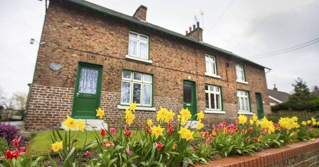 পাঁচ বছর আগে গ্রামের মালকিনের মৃত্যুর পর পরিবারের বাকি সদস্যরা গ্রামটিকে বেচার উদ্যোগ নেয়।