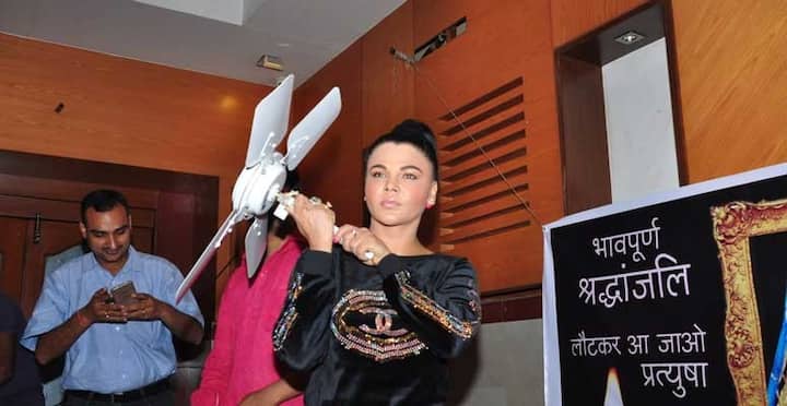 রাখীর মতে, ভারত মাতা কী জয় বলার চেয়েও বেশি জরুরি সিলিং ফ্যান খোলা, নিষিদ্ধ করার ব্যবস্থা করা। 