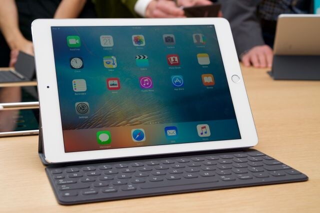 Apple new iPad Pro to have wireless charging feature, iPad mini to be redesigned after six years वायरलैस चार्जिंग के फीचर से लैस हो सकता है Apple का नया iPad Pro, साथ ही कंपनी कर रही है iPad mini के नए डिजाइन पर काम