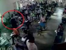 ক্লাসে ঢুকে ছাত্রকে বেধড়ক মারল একদল লোক, দেখুন ভিডিওতে