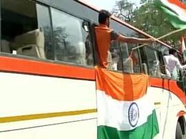 'এনআইটি চলো': বাইরের পড়ুয়াদের পাশে দাঁড়াতে জাতীয় পতাকা নিয়ে কাশ্মীর রওনা হল ১২ রাজ্যের ১৫০ ছাত্র Delhi Holding National Flags 150 Youths From 12 States Leave For Nit Srinagar 'এনআইটি চলো': বাইরের পড়ুয়াদের পাশে দাঁড়াতে জাতীয় পতাকা নিয়ে কাশ্মীর রওনা হল ১২ রাজ্যের ১৫০ ছাত্র