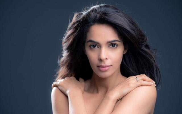 Mallika Sherawat Posts Sultry Picture Gets Called Aunty By Trolls ইনস্টাগ্রামে উত্তেজক ছবি পোস্ট করলেন মল্লিকা শেরাওয়াত, ট্রোলরা ডাকল ‘আন্টি’