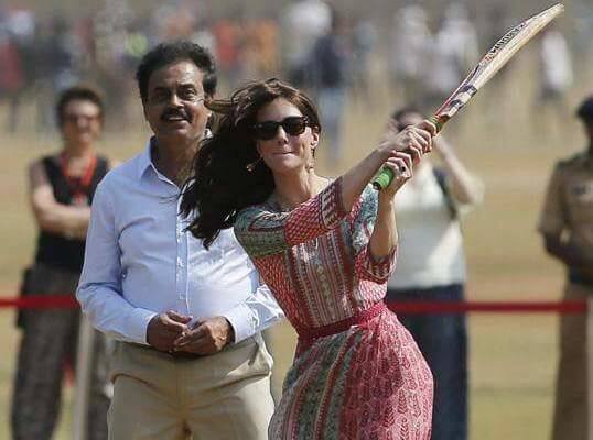 স্ত্রী কেটকে নিয়ে ভারত সফরে এসেছেন ব্রিটেনের যুবরাজ উইলিয়াম। এদিন উইলিয়ামের পাশাপাশি ব্যাট হাতে তুলে নেন তাঁর স্ত্রী কেটও। 
