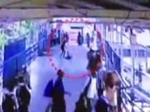 মুম্বই রেল ব্রিজের ওপর প্রকাশ্যে খুন, ধরা পড়ল ক্যামেরায়