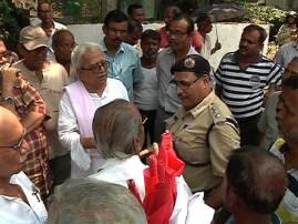 Biman Basu Faces Agitation Of Tmc Workers At Tangra ট্যাংরায় দলীয় কার্যালয় খুলতে গিয়ে তৃণমূলের বিক্ষোভের মুখে বিমান বসু