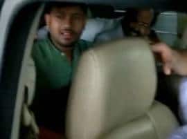Nagpur Bajrang Dal Workers Attack Kanhaiya Kumars Car নাগপুরে বজরঙ দলের বিক্ষোভের মুখে কানহাইয়া, গাড়িতে পাথর ছোঁড়ার অভিযোগ