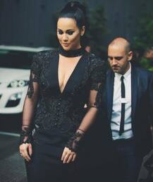 শ্বেতশুভ্র নয়, কৃষ্ণবর্ণ পোশাকে বিয়ে করে চিরাচরিত প্রথা ভাঙলেন মহিলা