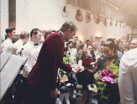 তাঁর স্বামী জ্যারেডও প্রথা ভেঙে ডিনার জ্যাকেট ও চামড়ার প্যান্ট পরেন। (ছবি সৌজন্য: ইনস্টাগ্রাম)