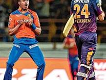 এই বোলিংয়ে ধোনিদের কিন্তু চাই বাড়তি ২০ রান