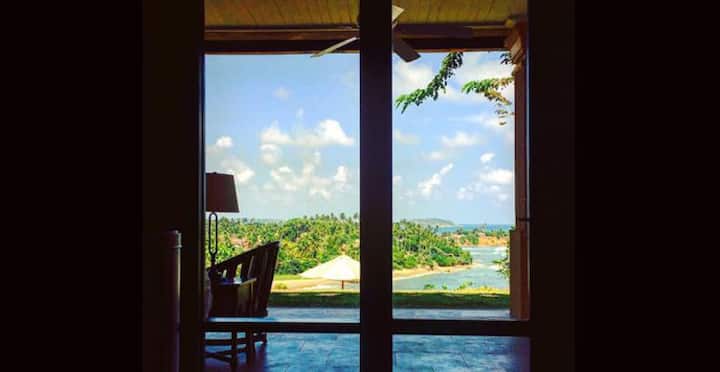 কিন্তু ছবি দেখে মনে হয়, বেড়ানোই মতোই মজা পাচ্ছেন এই ট্রিপে।